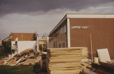 140125 Serie van 4 foto's van het slopen van de kleuterschool St. Josef. Zijgevel, 1970