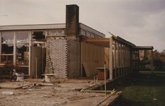 140126 Serie van 4 foto's van het slopen van de kleuterschool St. Josef. Achterzijde, 1970