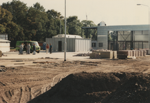 140135 Serie van 10 foto's van de bouw van de nieuwe gemeentewerf aan de Ambachtsweg, 1998