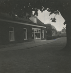 140209 Dorpsstraat, met de dierenspeciaalzaak van de familie Branten gezien in de richting van de St. Johannesschool, 1962