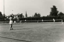 140461 Tenniswedstrijd op het tennisveld van de Mierlose Tennis Vereniging (MTV). Op de achtergrond de sportkantine en ...