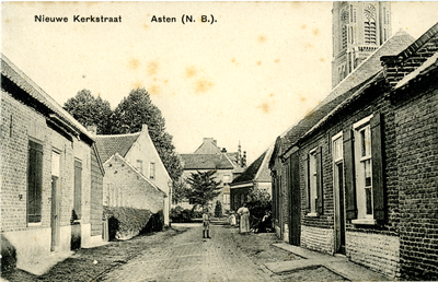 210028 Nieuwe Kerkstraat, met links een van de drie woningen van de familie Hoebens. Het huis met opslag op de hoek is ...