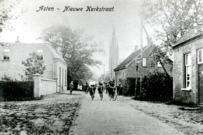 210032 Nieuwe Kerkstraat, met links de woning van torenuurwerkfabriekant Johan Eijsbouts en rechts het huis van de ...