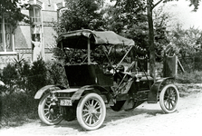 210110-002 Eerste auto in Asten van Weij Rudolf v.d. In de deur vermoedelijk Reijntjes Dina, 1905 - 1910