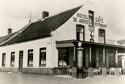 210126 Hotel-Cafe De Arend. Bord:Agentschap N.V.B.B.A. Benzinepomp-SHELL bij de veranda, 1935