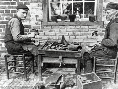 210215 Het lappen van schoeisel door Jan en Peerke van den Eijnden achter hun huis, 1906