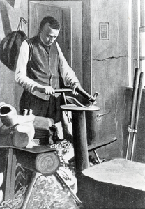 210218 Toon Cartenbach, klompenmaker. Wolfsberg, ca. 1915