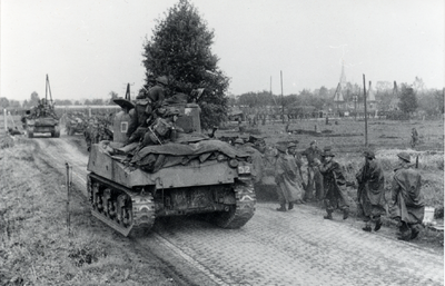 210350 Engelse militairen en Shermantanks de Noodbrug net gepasseerd op weg naar Asten. In de verte rechts de ...