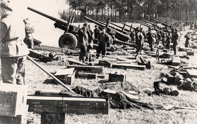210357 Militairen.massale beschieting van uit Asten richting Liessel-Meijl, 11-1944