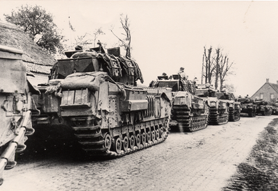 210358 Militairen Zware Britse Churchill Tanks, Voordeldonk op weg naar Liessel. Berkers Lens,huis. Kessel Driek ...