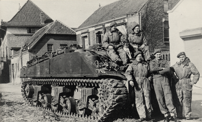 210359 Militairen reparen van Tanks in de Kerkstraat t.o. Tricotfabriek. v.l.n.r. Zustersklooster. met de boerderij. ...