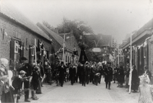 210372 Optocht van het bevrijdingsfeest met de harmonie en rijverenigingvoorop komt de Prins Hendrikstraat in. Helemaal ...