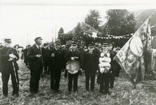 210667 Schutterij St. Joris bij de boerderij van Piet Engelen. Op de achtergrond een feestboog. 3. Hanneske van de ...