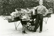 210670 Louis en Marinus van Oosterhout de groentenboer met handkar, 1942