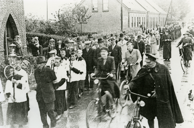 210680-001 Processie naar Ommel met links op de achtergrond de woning van Werts, 1935