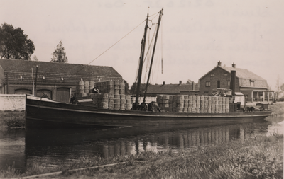 212035-001 Binnenvaartschip geladen met strohulzen van het strohulzenfabriek van Johan van Goch aan de Hoogstraat. Het ...