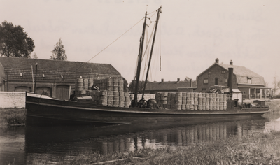 212035-002 Binnenvaartschip geladen met strohulzen van het strohulzenfabriek van Johan van Goch aan de Hoogstraat. Het ...