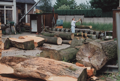 212100-002 Het verplaatsen van een boomstam door Willie van Rijt medewerker van houtzagerij Cuppens, 1994