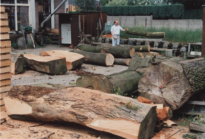 212101-002 Het verplaatsen van een boomstam door Willie van Rijt medewerker van houtzagerij Cuppens, 1994