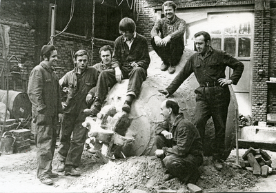 212478 Personeel van de Koninklijke Eijsbouts Klokkengieterij en Fabriek van Torenuurwerken: 1. Theo Welten, 2. Bert ...