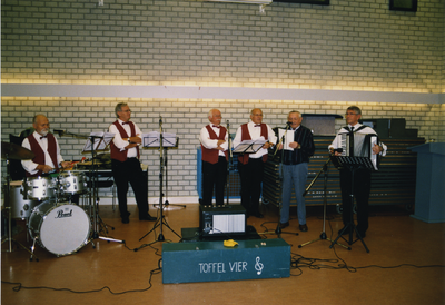 212576 Toffel Vier Zang Muziek, 10-2005