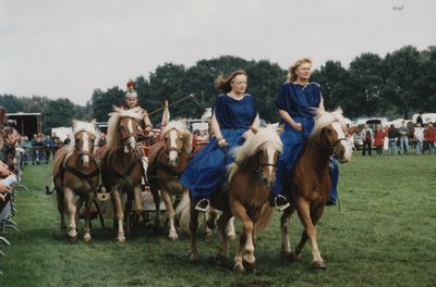 213112 Een show van romeinse gevechtswagen met vier paarden ter gelegenheid van paardenfokdag in het Lierop, 1994
