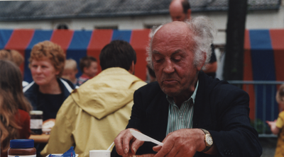 213820 Klokkendag:Aan tafel eten op het Koningsplein.Wim Rijnders uit Someren-Heide, 06-2000