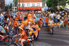 214383 Koninginnedag: Het vertrekken van de Kinderoptocht vanaf de Markt, 30-04-1994