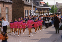 214384 Koninginnedag: Een optreden van de harmonie en majorettes, 30-04-1994