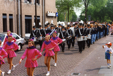 214386 Koninginnedag: Een optreden van de harmonie en majorettes, 30-04-1994