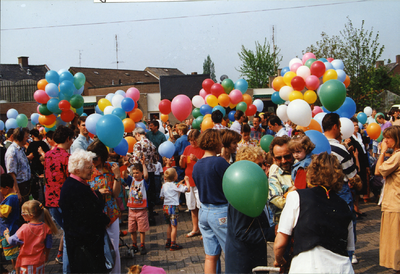 214393 Koninginnedag: Het oplaten van ballonnen, 30-04-1994