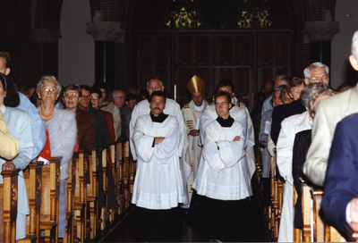 214403 Het 100-jarig jubileum van de harmonie St. Cecilia: Het binnenkomen van Mgr. Bluijssen, pastor van Ras en pastor ...