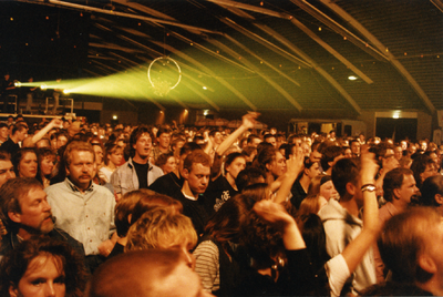 214459 Een optreden van de publiek tijdens het concert van Golden Earring in Tennis Hal Asten, 19-05-1995