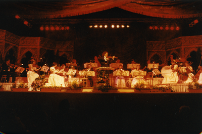 214461 Een optreden van André Rieu tijdens het concert van Strauss Orkest in Asten, 21-05-1995