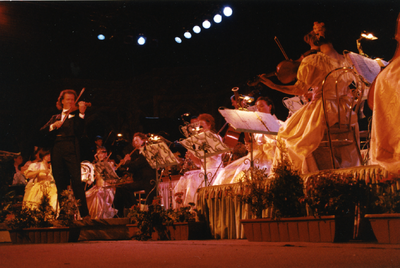 214463 Een optreden van André Rieu en orkest tijdens het concert van Strauss Orkest in Asten, 21-05-1995