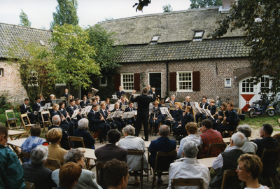 214474 Een optreden van orkest en publik tijdens openluchtconcert van harmonie St. Cecilia in het kasteel, 24-09-1995