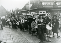 214475 Een rondgang van harmonie St. Cecellia op de Emmastraat. Kleding uit jaren 1900 gedragen door leden van ...