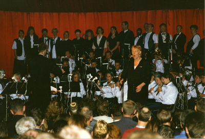 214490 Een optreden van zangarese Jeanne Verberne tijdens concert van de Night of the Prams, 12-10-1996