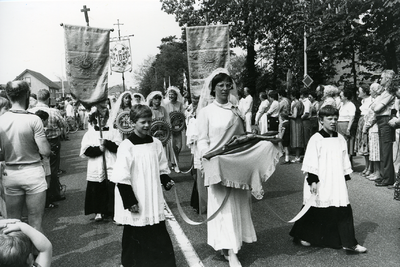214587 Bedevaart - Processie: Bruiden Misdienaars Vaandels, 05-1982
