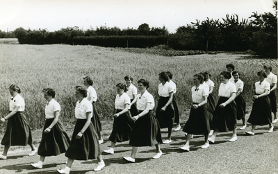 214922 De door wandelclub Links en Links georganiseerde wandeltocht : Jonge boerinnenbond, 1954 - 1955