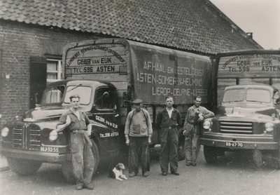 216771 Vrachtwagen vervoer: Firma van Eijk v.l.n.r.Vader Janus van Eijk-Wim en Jan van Eijk Julianastraat,Afhaal en ...