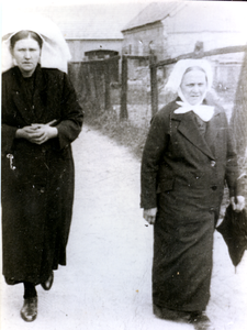 220030 J.v.d.Eerenbeemd Wilhelmina v.d.Boer Buurvrouw Jacobs Sleegers in de Kerkstraat komen uit de kerk, 1935