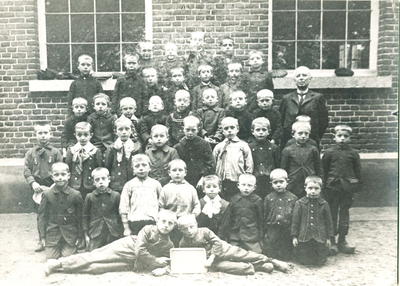 230012 Openbare lagere school van Someren-dorp met meester van Eijk staande 3de rij rechts., 1911
