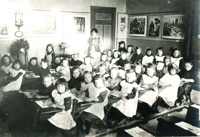 230014 Leerlingen van en met Juffrouw An van Eijk, in de Meisjesschool. R.K. Bijzonder onderwijs Sint Anthonius., 1928-1930