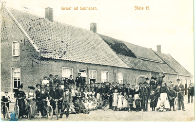 230025 Inwoners van Someren bij een boerderij aan de Sluisstraat richting de Kanaaldijk, 1910-1920