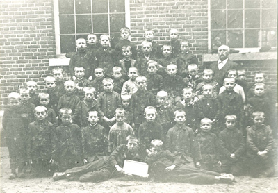 230035 Leerlingen van klas 2 met meester Jan Buskens, voor de Openbare school aan de Grote Speelheuvelstraat, 1914