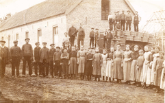 230038 Arbeiders van Strohulzenfabriek Wilhelmina van Johannes F.Bakermans met uiterst links de eigenaar Jan Bakermans, ...