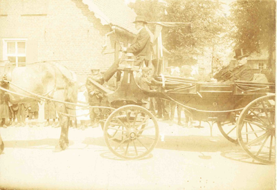 230047 Rijtuig met Jan Buskens (Hoge Hoed) en een Priester( oom zegger) trekken door de straten van Someren., 01-07-1918