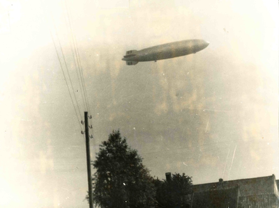 230057 Een zeppelin vliegt over Someren Eind, 1946