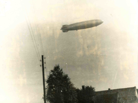 230057 Een zeppelin vliegt over Someren Eind, 1946